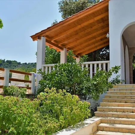 Adriana Вилла *